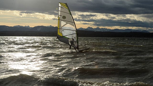 Wassersport im Dezember? Warum nicht - bei zweistelligen Außentemperaturen. Wassersport im Dezember? Warum nicht - bei zweistelligen Außentemperaturen.