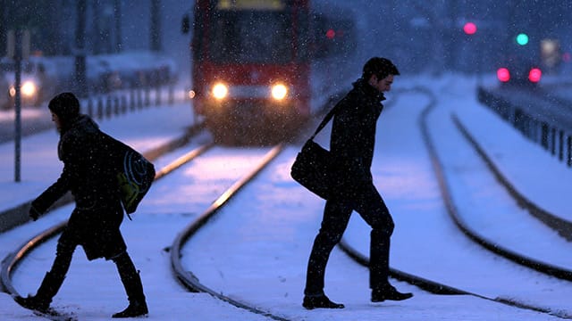 Auch wenn Schnee und Eis den Weg zur Arbeit erschweren, pünktlich sein muss man trotzdem. Auch wenn Schnee und Eis den Weg zur Arbeit erschweren, pünktlich sein muss man trotzdem.