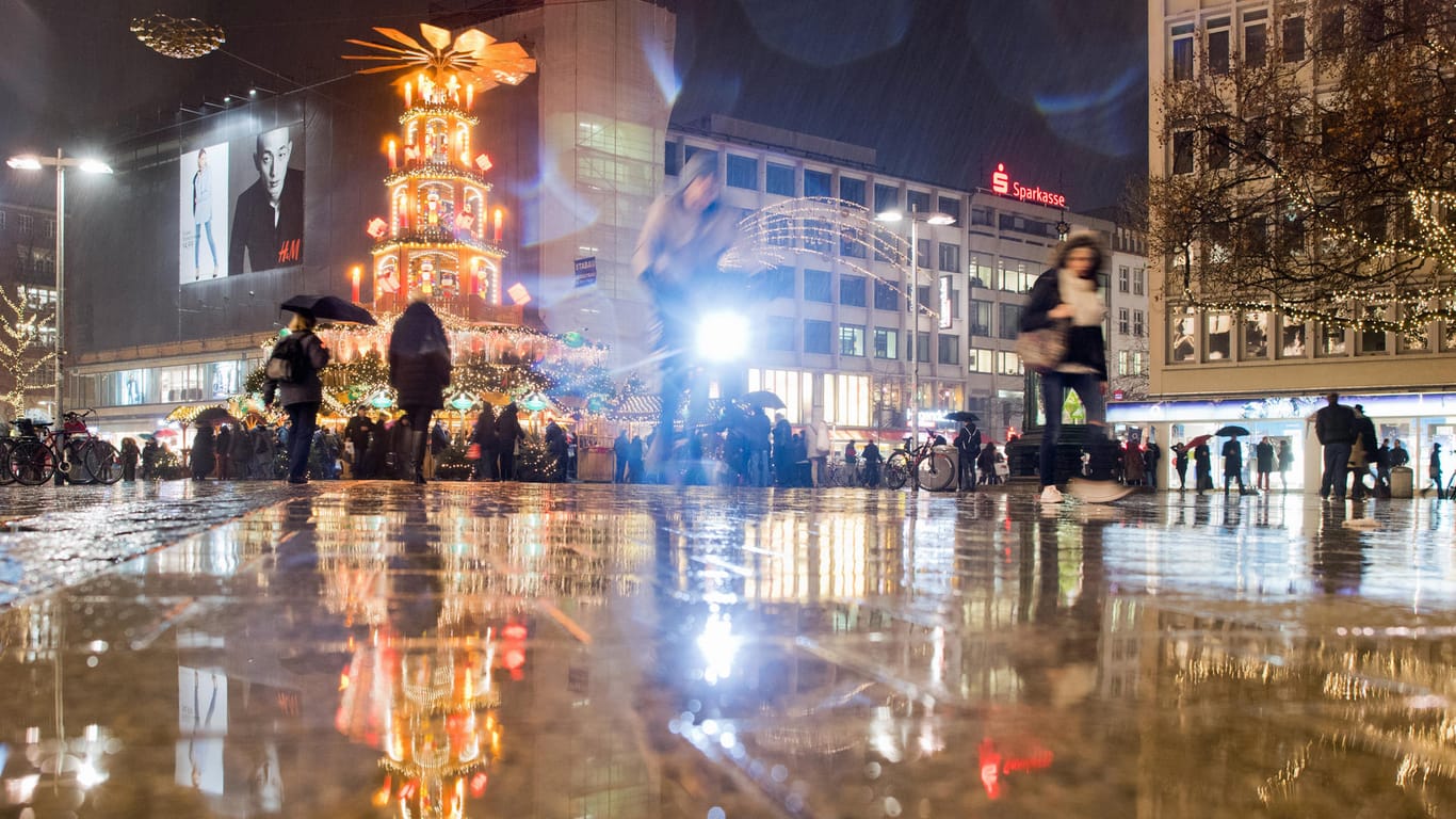 Am 4. Adventswochenende bleibt es auf den meisten Weihnachtsmärkten trocken. Die Weihnachtspyramide am Kröpcke in der Innenstadt von Hannover könnte am Sonntag etwas Nieselregen abbekommen.