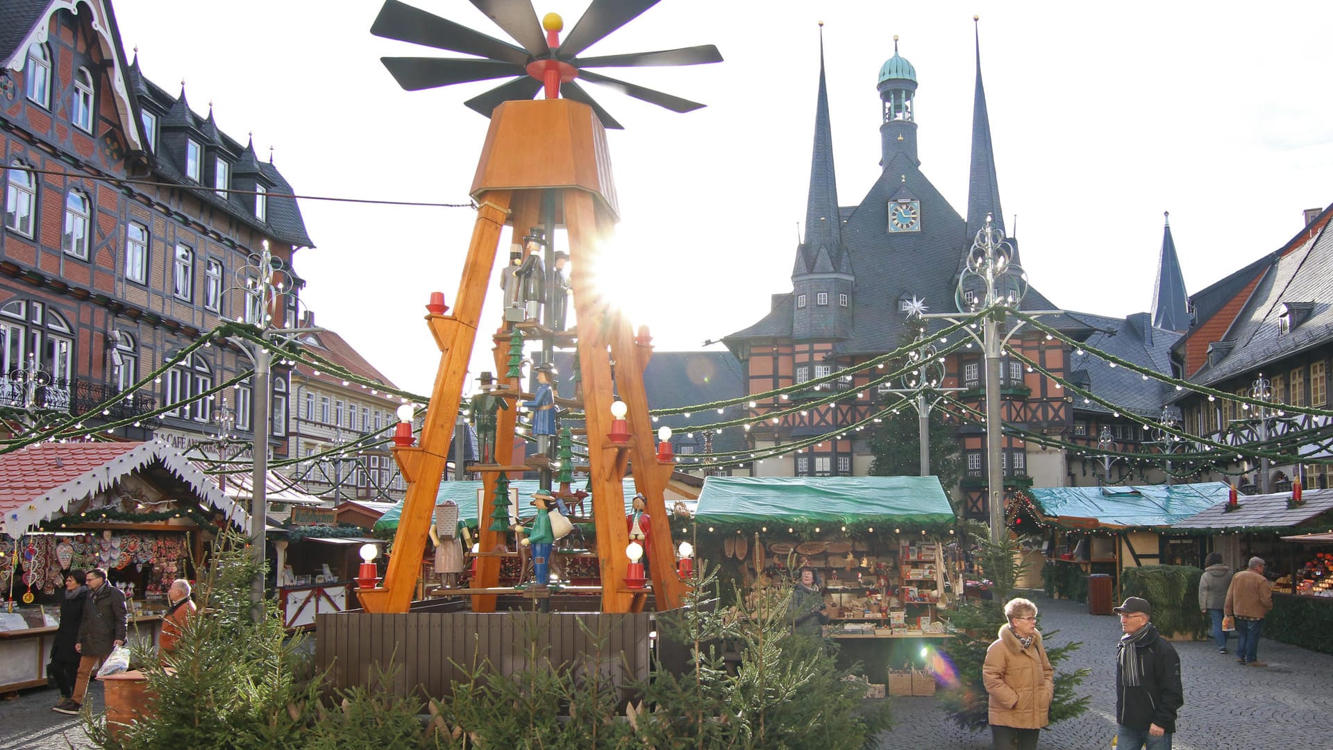 Weihnachtsmarkt in Wernigerode (Sachsen-Anhalt): Zurzeit laden die milden Temperaturen nicht gerade zum Glühweintrinken ein.