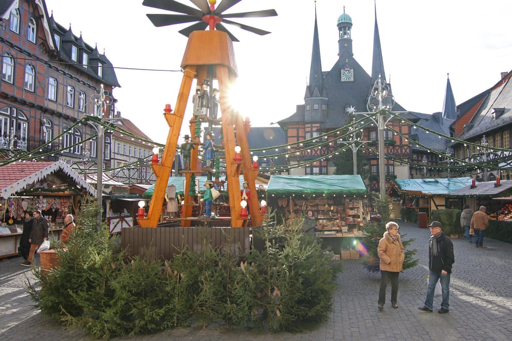 Weihnachtsmarkt in Wernigerode (Sachsen-Anhalt): Zurzeit laden die milden Temperaturen nicht gerade zum Glühweintrinken ein.