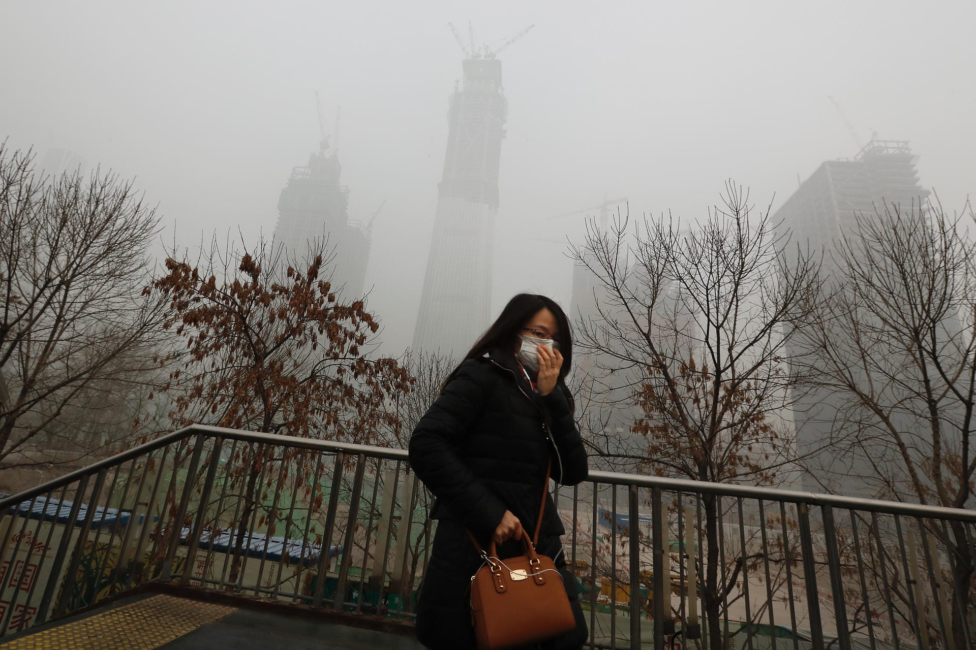 Die Einwohner Pekings sind dem Smog ausgesetzt.