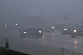 In Frankreich kam es bei dichtem Nebel zu einer Massenkarambolage mit mindestens fünf Toten und 40 beschädigten Fahrzeugen.