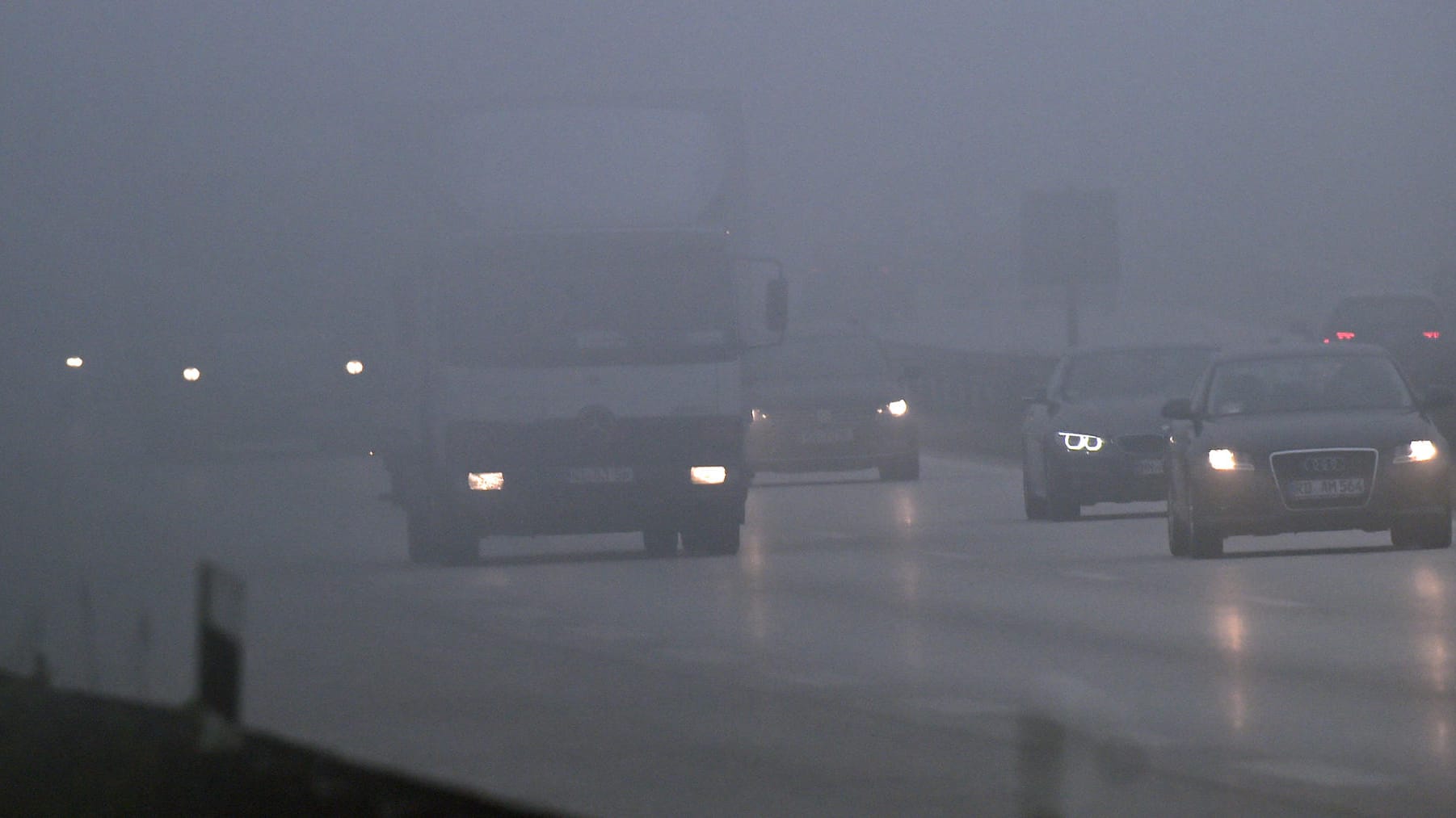 In Frankreich kam es bei dichtem Nebel zu einer Massenkarambolage mit mindestens fünf Toten und 40 beschädigten Fahrzeugen.