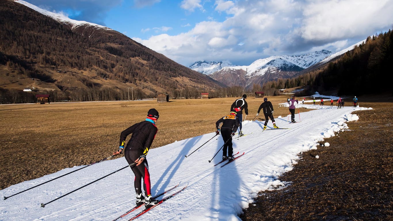 Skurrile Bilder gibt's derzeit nicht nur aus den Schweizer Alpen. Langlaufen im Wallis.