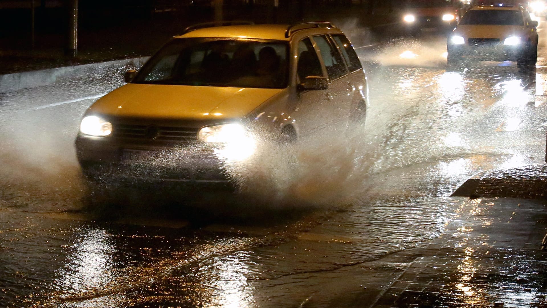 In Rostock stehen Straßen wegen der Sturmflut unter Wasser.