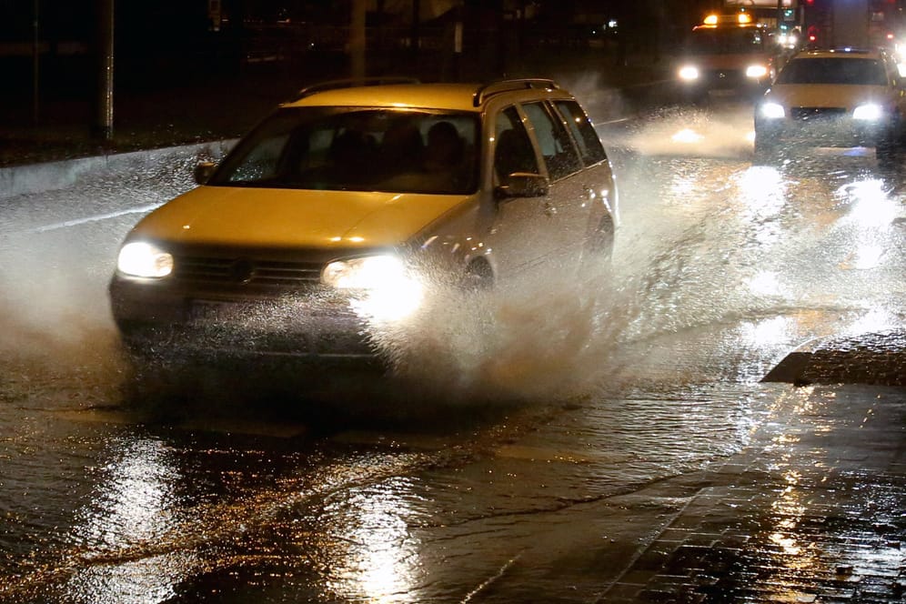 In Rostock stehen Straßen wegen der Sturmflut unter Wasser.