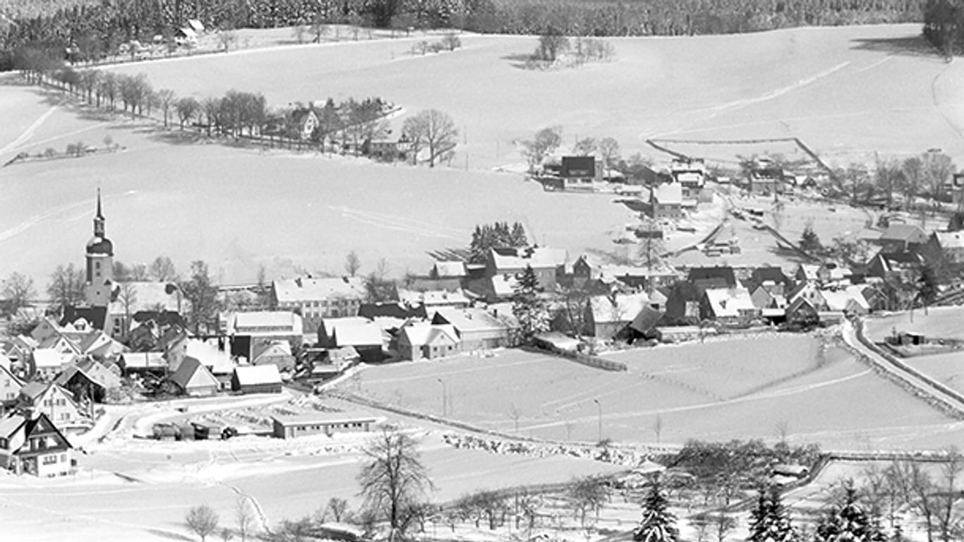 Blick über den winterlich verschneiten Erholungsort Sosa, aufgenommen im Januar 1987.