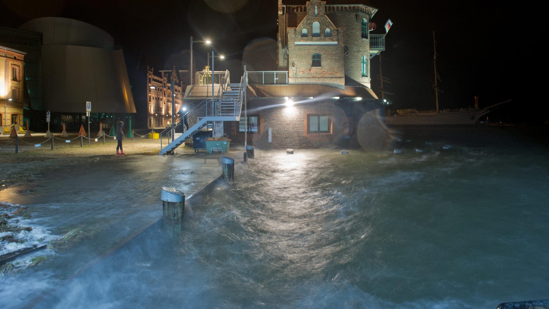 Sturmflut an Ostseeküste: Hier der Hafen von Stralsund.