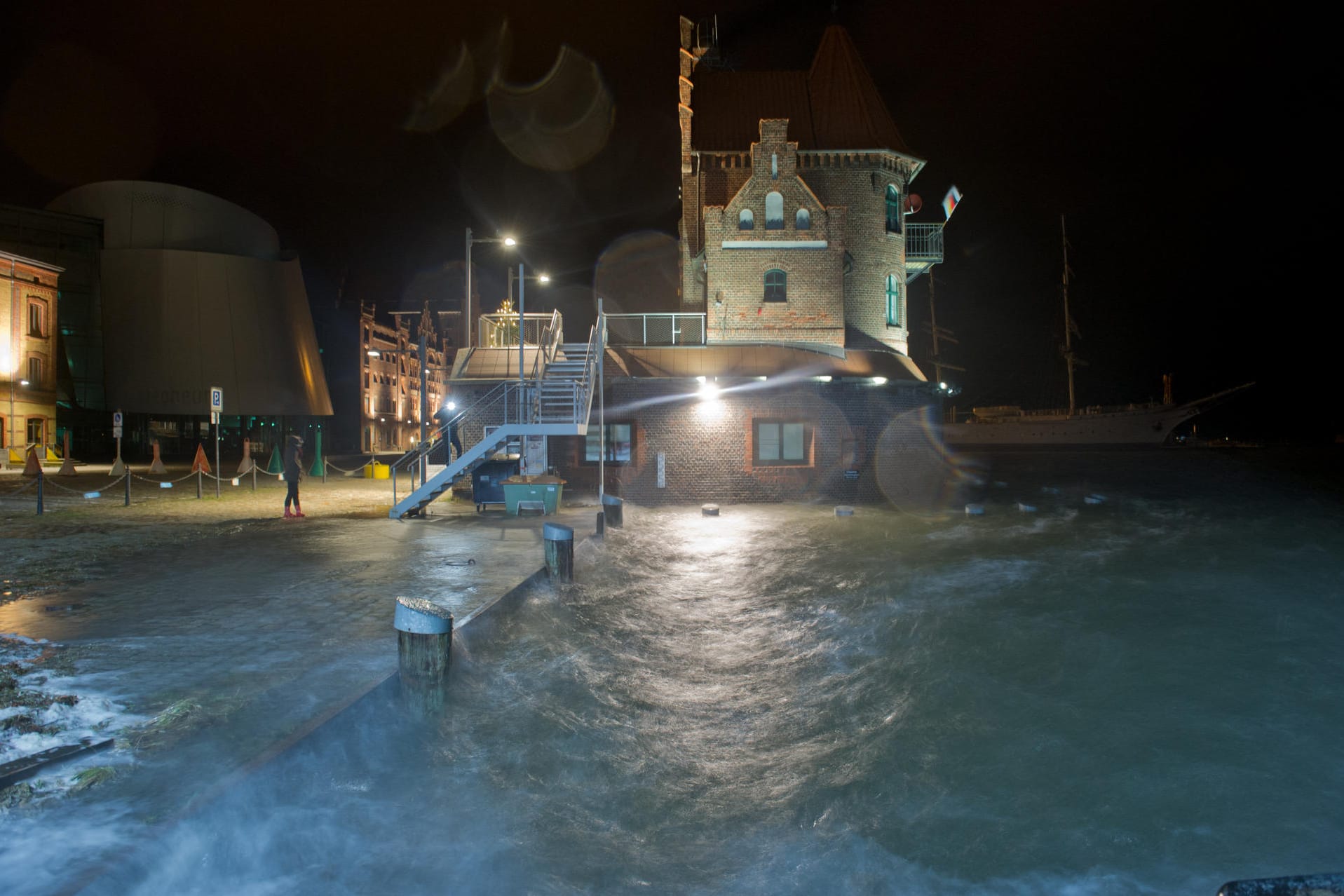 Sturmflut an Ostseeküste: Hier der Hafen von Stralsund.