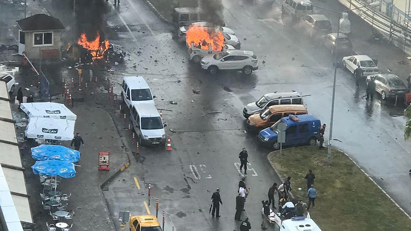 Flammen und Rauch: In Izmir wurde eine Autobombe vor dem Justizgebäude gezündet.