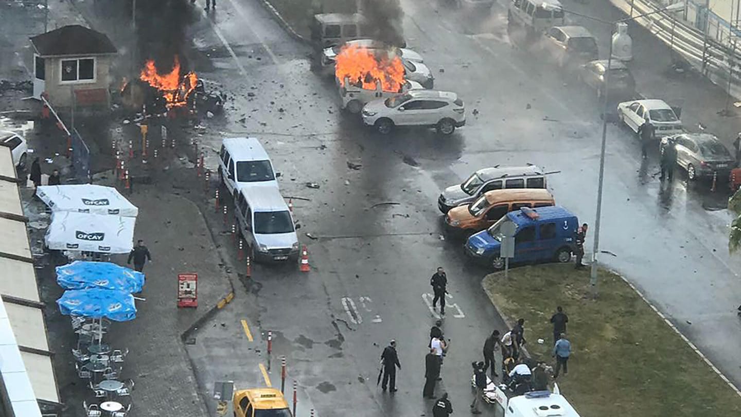 Flammen und Rauch: In Izmir wurde eine Autobombe vor dem Justizgebäude gezündet. Flammen und Rauch: In Izmir wurde eine Autobombe vor dem Justizgebäude gezündet.