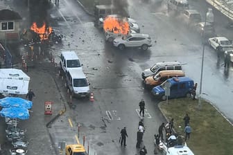 Flammen und Rauch: In Izmir wurde eine Autobombe vor dem Justizgebäude gezündet.