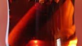 Der heiß servierte Winter-Cocktail "Liten varn Punsch" basiert auf einem Linie Aquavit Double Cask aus Norwegen. Dieser besondere Klare hat zuvor zwölf Monate in alten Sherry-Fässern gereift und zur geschmacklichen Vollendung weitere Monate an Bord eines schaukelnden Frachters den Äquator überquert.