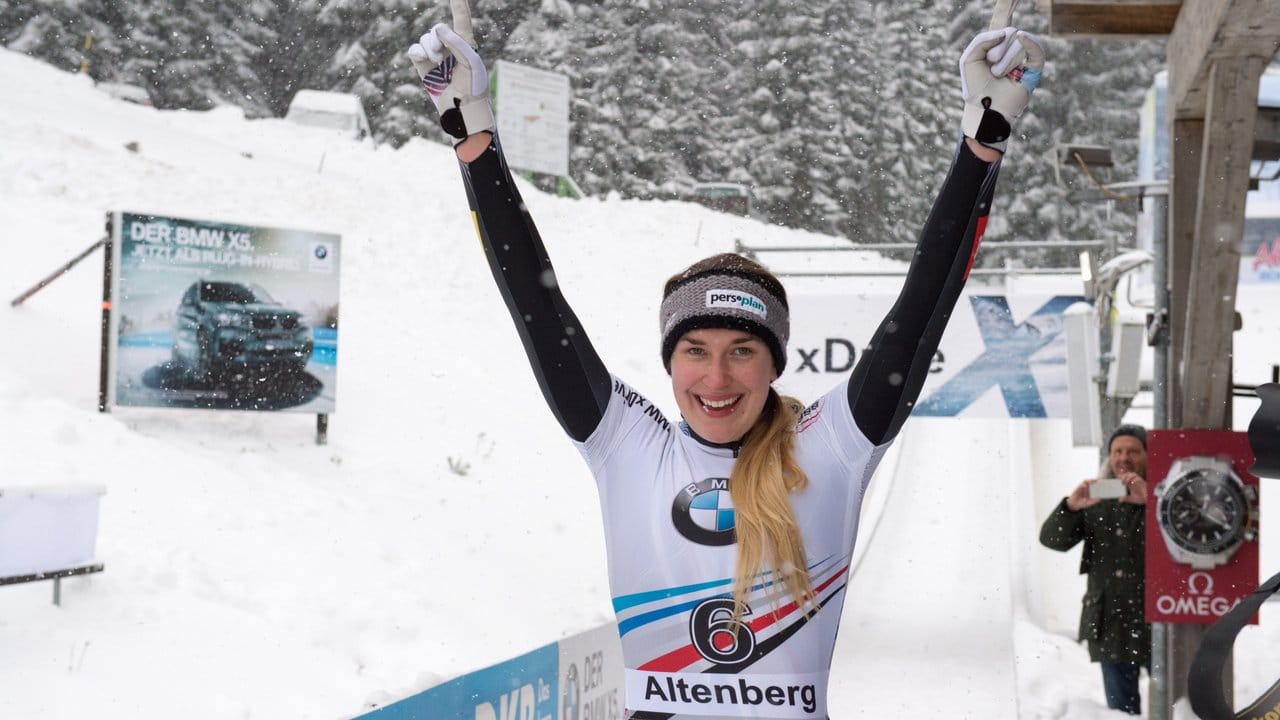 Jacqueline Lölling freut sich über ihren Sieg in Altenberg.
