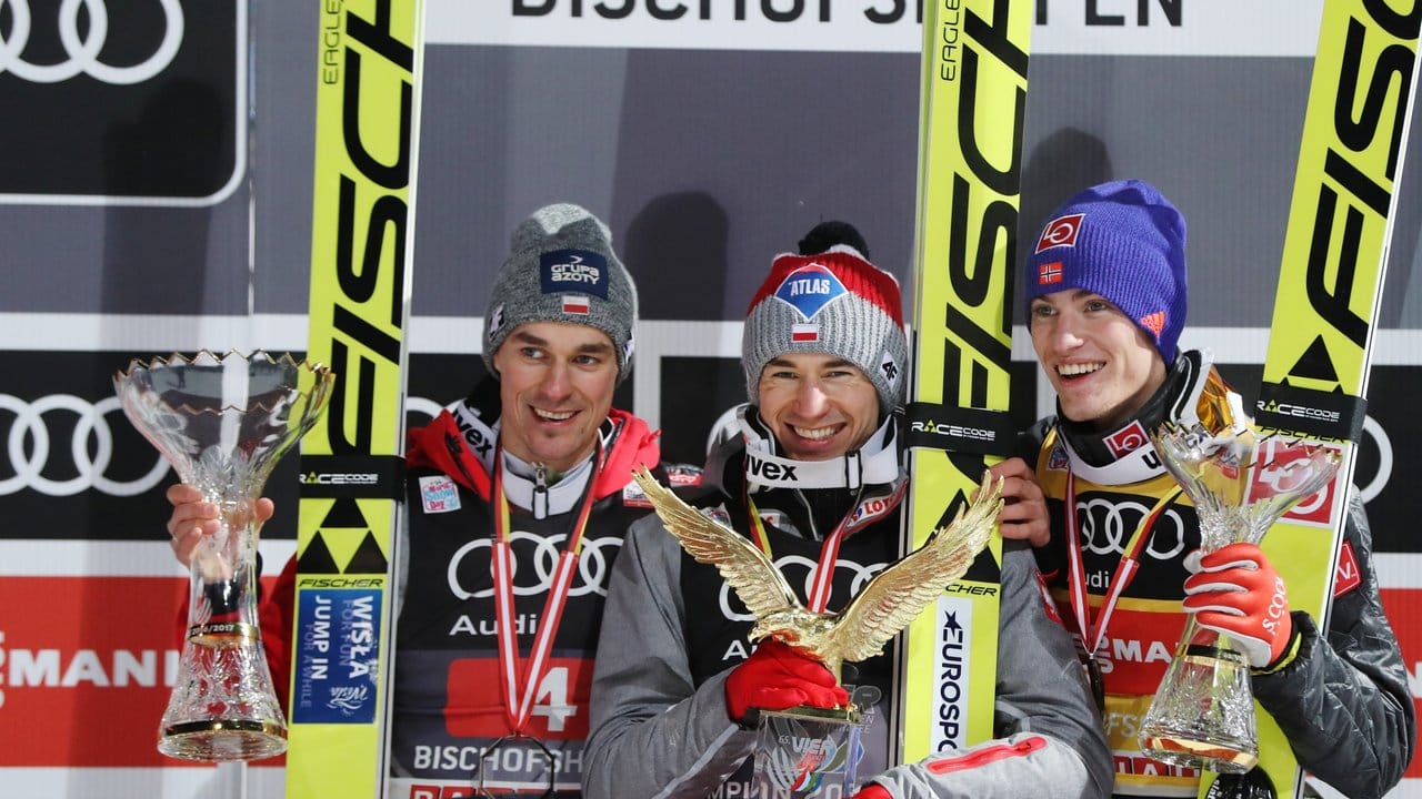 Der Pole Kamil Stoch (M) siegte vor seinem Landsmann Piotr Zyla (l) und dem Norweger Daniel-André Tande.
