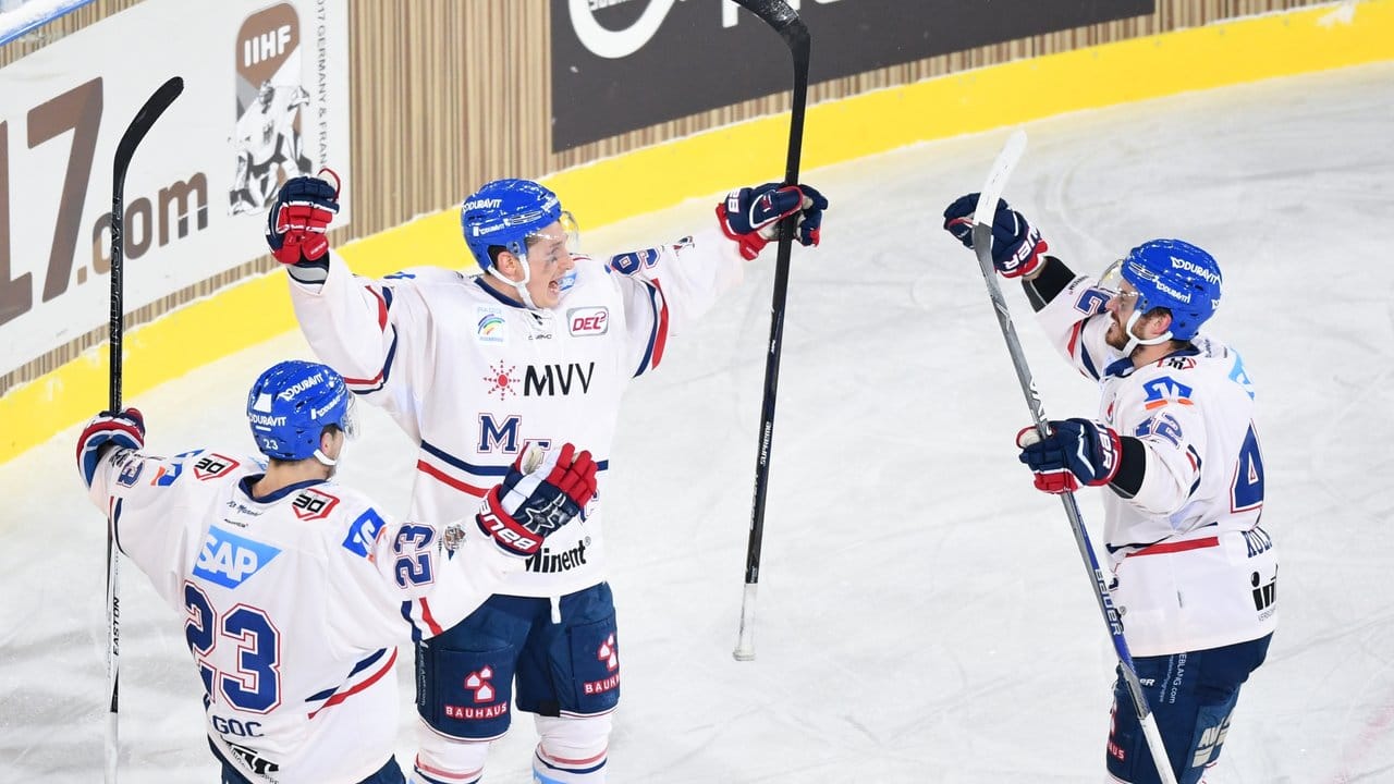 Die Adler Mannheim besiegten die Schwenninger Wild Wings mit 7:3. Die Adler Mannheim besiegten die Schwenninger Wild Wings mit 7:3.