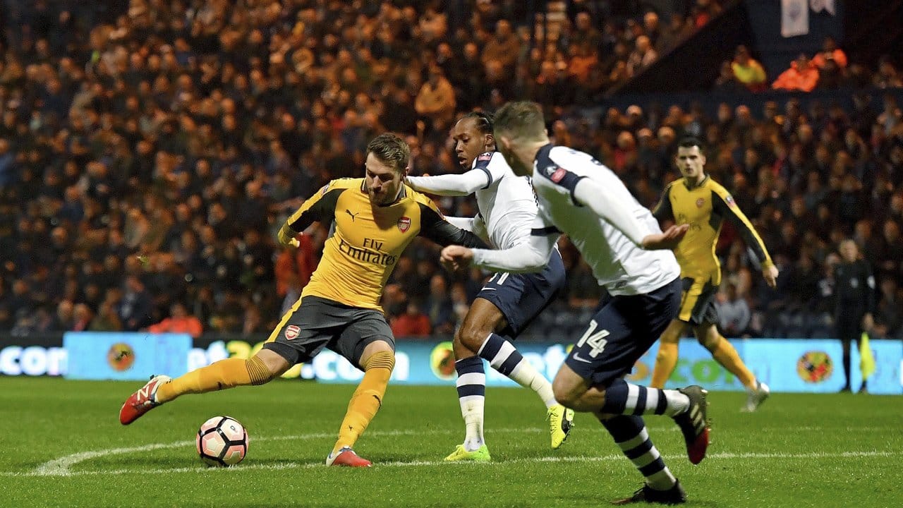 Arsenals Aaron Ramsey (l) schoss den zwischenzeitlichen 1:1-Ausgleich.