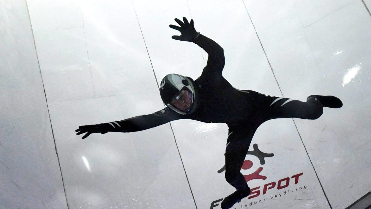 Der russische Sportler Leonid Volkov in einem Wind-Tunnel beim FAI World Cup im Indoor Skydiving in Warschau. Der russische Sportler Leonid Volkov in einem Wind-Tunnel beim FAI World Cup im Indoor Skydiving in Warschau.