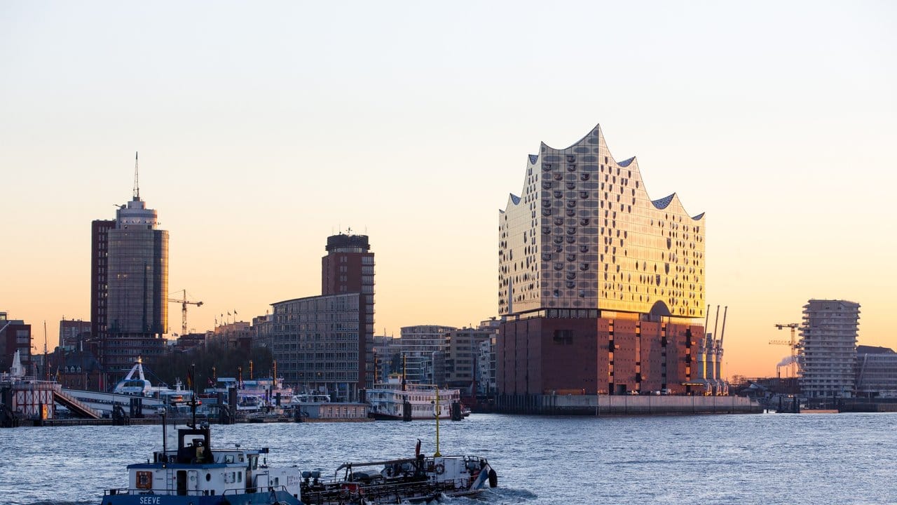 Die Elbphilharmonie leuchtet in der aufgehenden Sonne. Die Elbphilharmonie leuchtet in der aufgehenden Sonne.