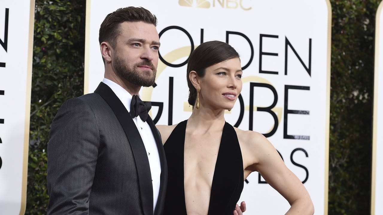 Justin Timberlake trägt Tom Ford und Jessica Biel hat sich für ein freizügiges Outfit von Elie Saab entschieden.