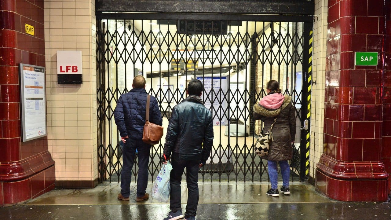 Die meisten Stationen in der Tarifzone 1 - dem Zentrum Londons - blieben geschlossen. Die meisten Stationen in der Tarifzone 1 - dem Zentrum Londons - blieben geschlossen.