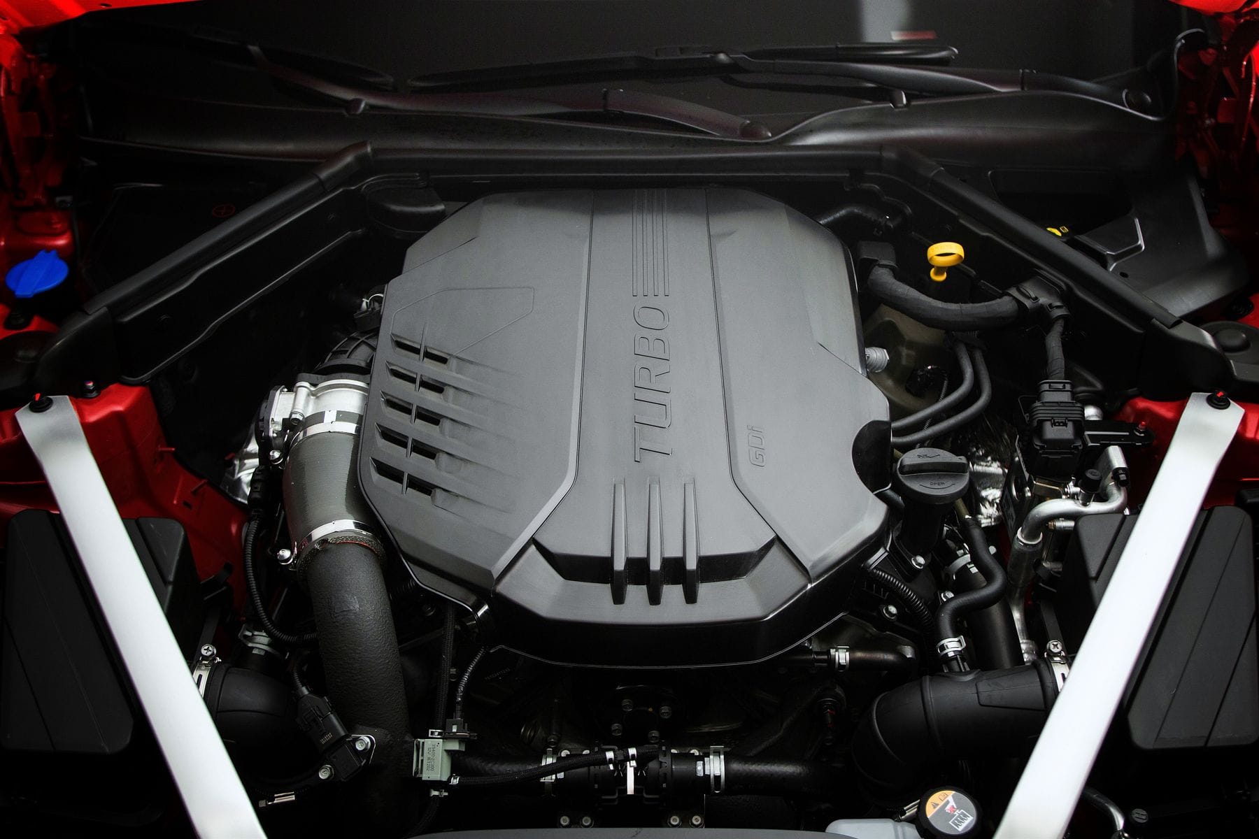 Zunächst stehen zwei Motoren zur Auswahl: ein Vierzylinder-Turbo mit 255 PS und ein V6-Biturbo Sechszylinder mit 365 PS.