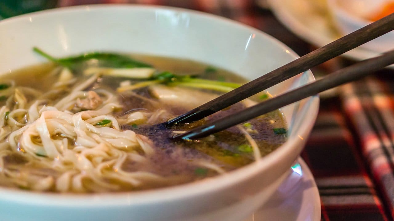 Dieser kulinarischen Spezialität kann man in Vietnam kaum entkommen - und das sollte man auch nicht: Man nennt sie Pho.