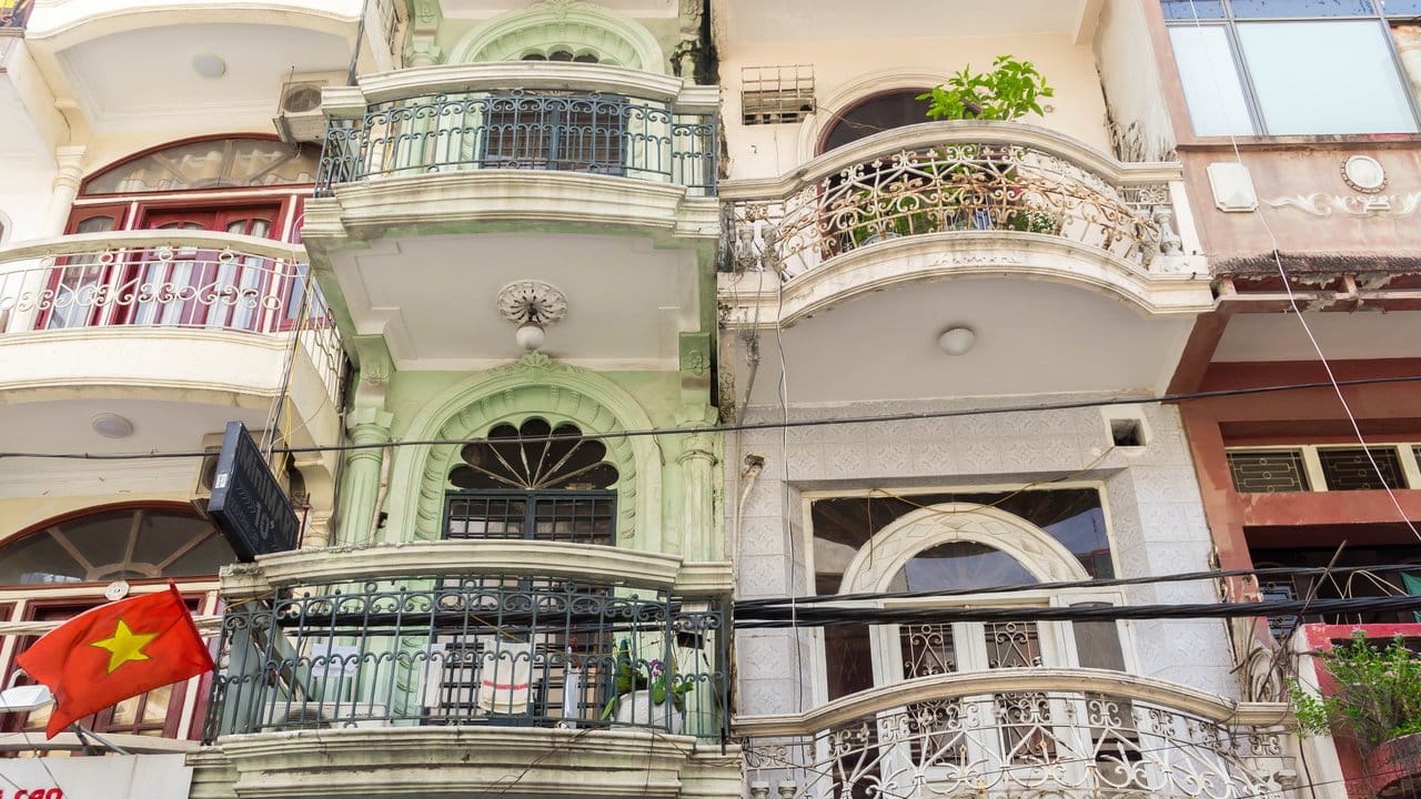 Kolonialfassaden neben moderner Zweckarchitektur: Der Charme Hanois wirkt vor allem in der Altstadt.