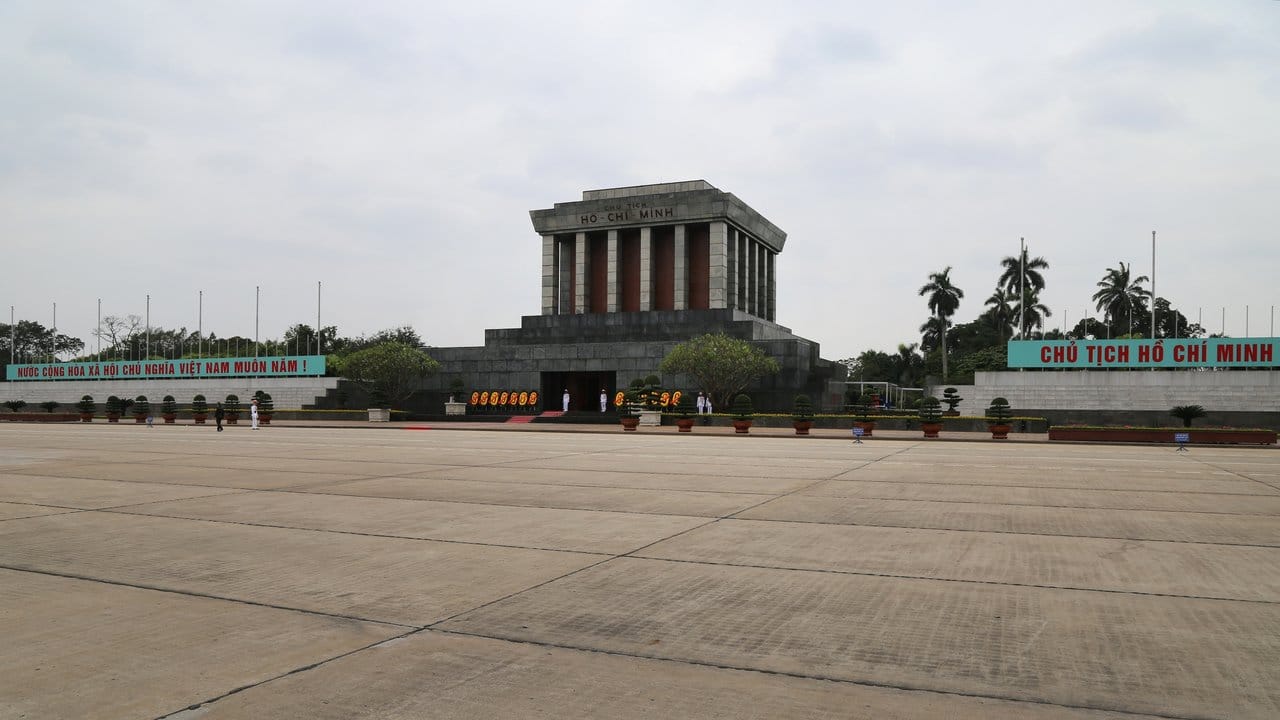 Der Ba-Dinh-Platz vor dem Ho-Chi-Minh-Mausoleum ist riesig - aber im Westen eher unbekannt.