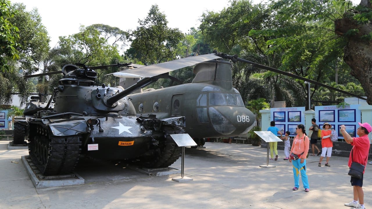 Im Museum für Kriegsrelikte in Saigon lässt sich altes Kampfgerät bestaunen - zum Beispiel ein Panzer.