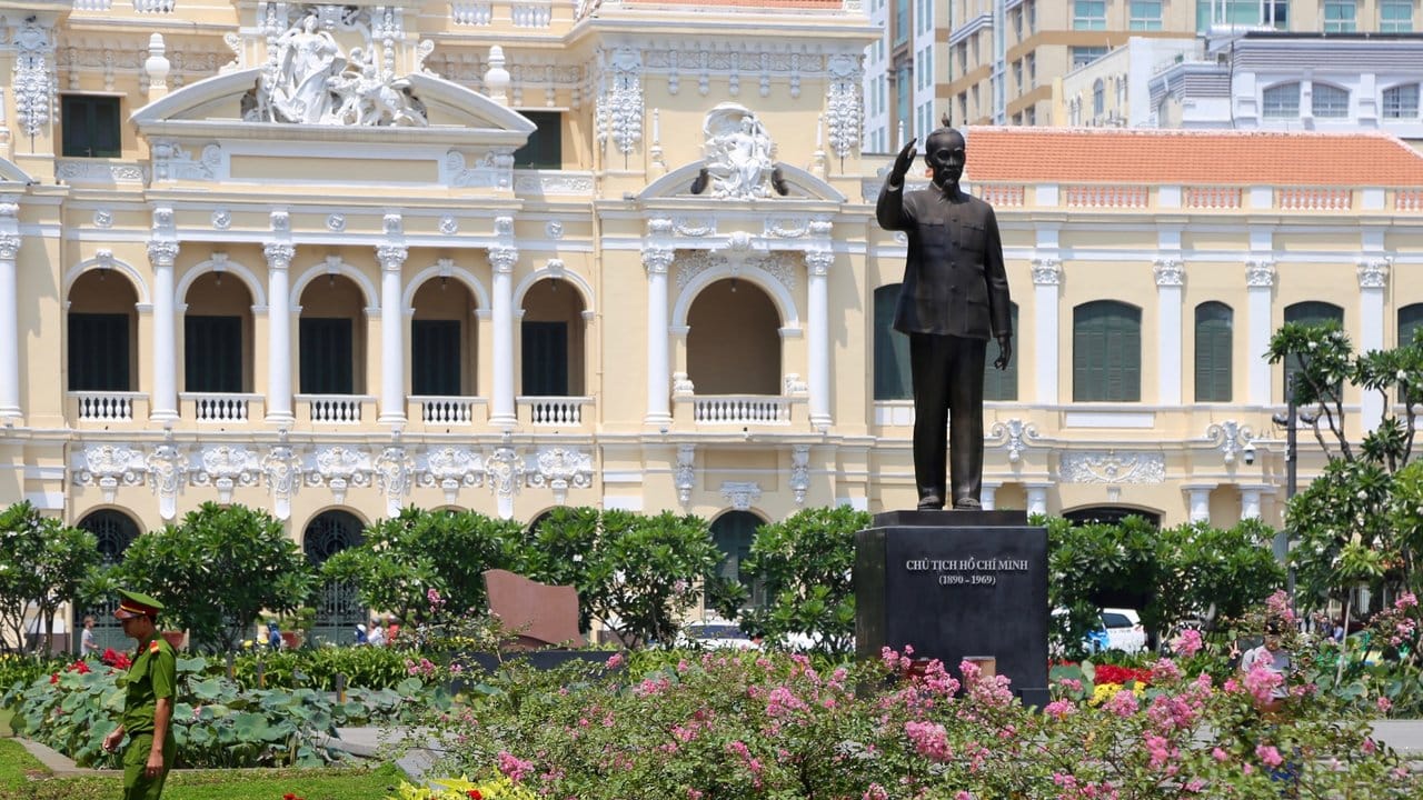 Das alte Rathaus in Ho-Chi-Minh-Stadt, davor die Statue des Freiheitskämpfers Ho Chi Minh, der liebevoll "Onkel Ho" genannt wurde.