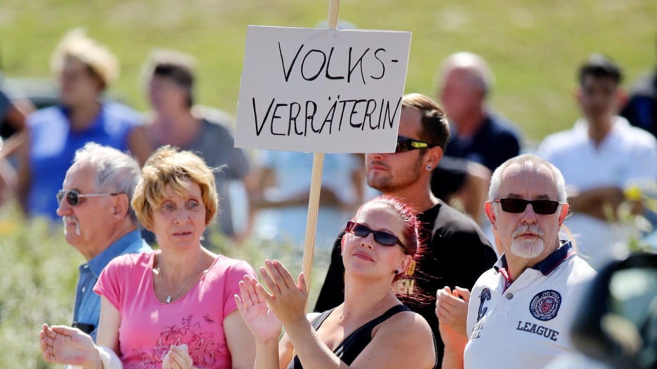 "Volksverräterin": Angela Merkel wird im August 2015 bei einem Besuch in Heidenau beschimpft. "Volksverräterin": Angela Merkel wird im August 2015 bei einem Besuch in Heidenau beschimpft.