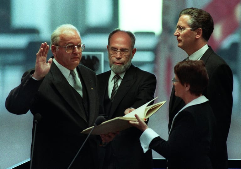1994: Roman Herzog legt im Beisein von Bundestagspräsidentin Rita Süssmuth den Eid als Bundespräsident ab.