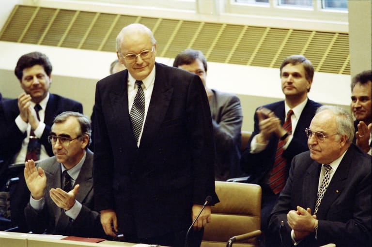 1995: Herzog im Bundestag, neben ihm Kanzler Helmut Kohl und Theo Waigel.