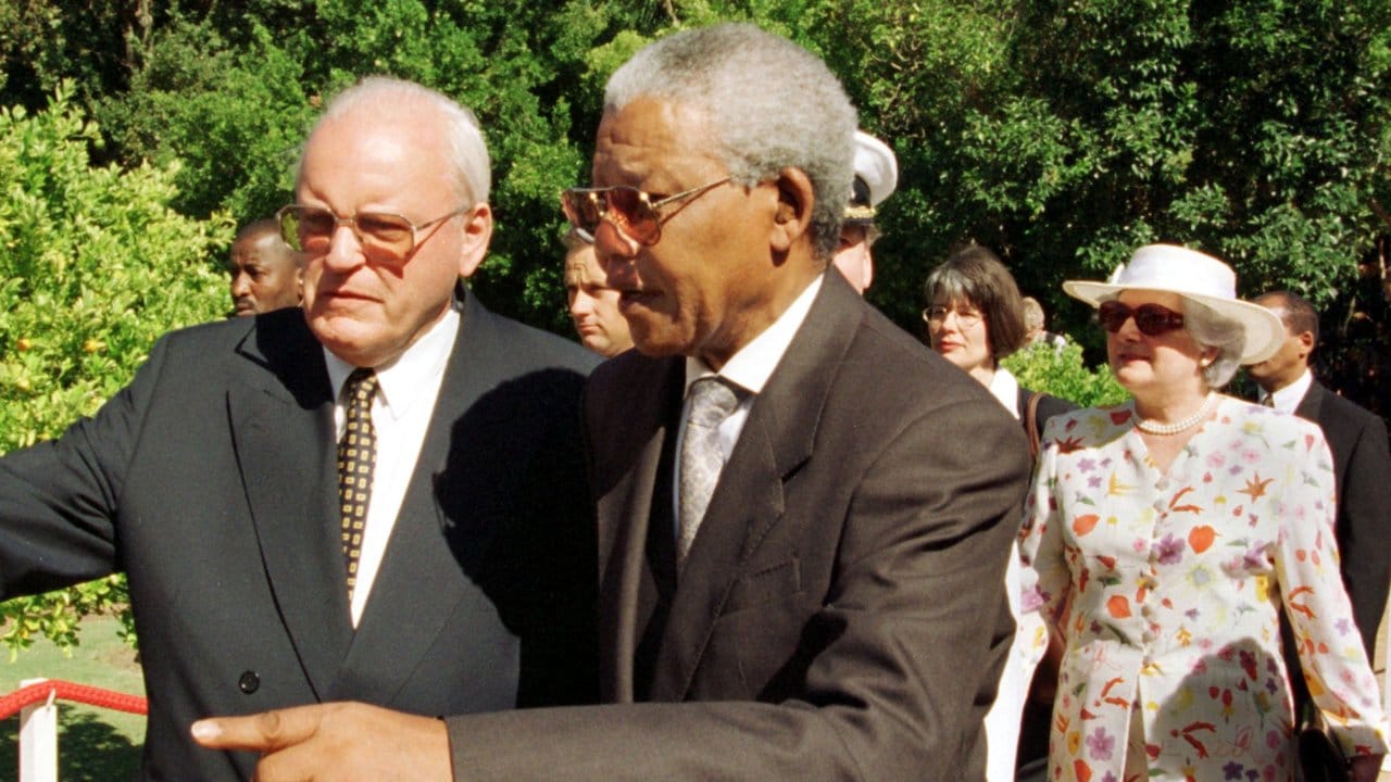 Präsidenten unter sich: Roman Herzog beim Besuch des damaligen südafrikanischen Staatsoberhauptes Nelson Mandela. Präsidenten unter sich: Roman Herzog beim Besuch des damaligen südafrikanischen Staatsoberhauptes Nelson Mandela.