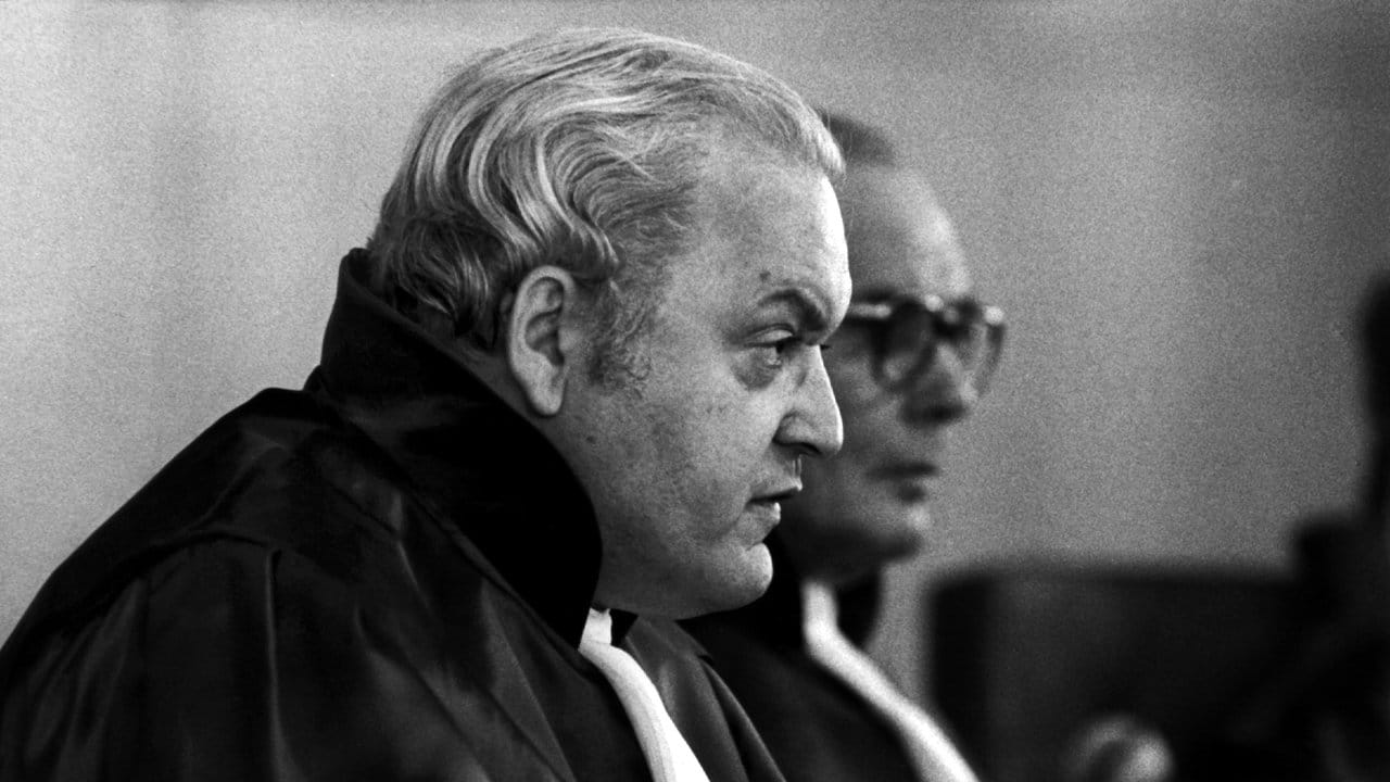 Roman Herzog, der damalige Vorsitzende des Ersten Senats des Bundesverfassungsgerichts, bei der Verlesung einer Urteilsbegründung. Roman Herzog, der damalige Vorsitzende des Ersten Senats des Bundesverfassungsgerichts, bei der Verlesung einer Urteilsbegründung.