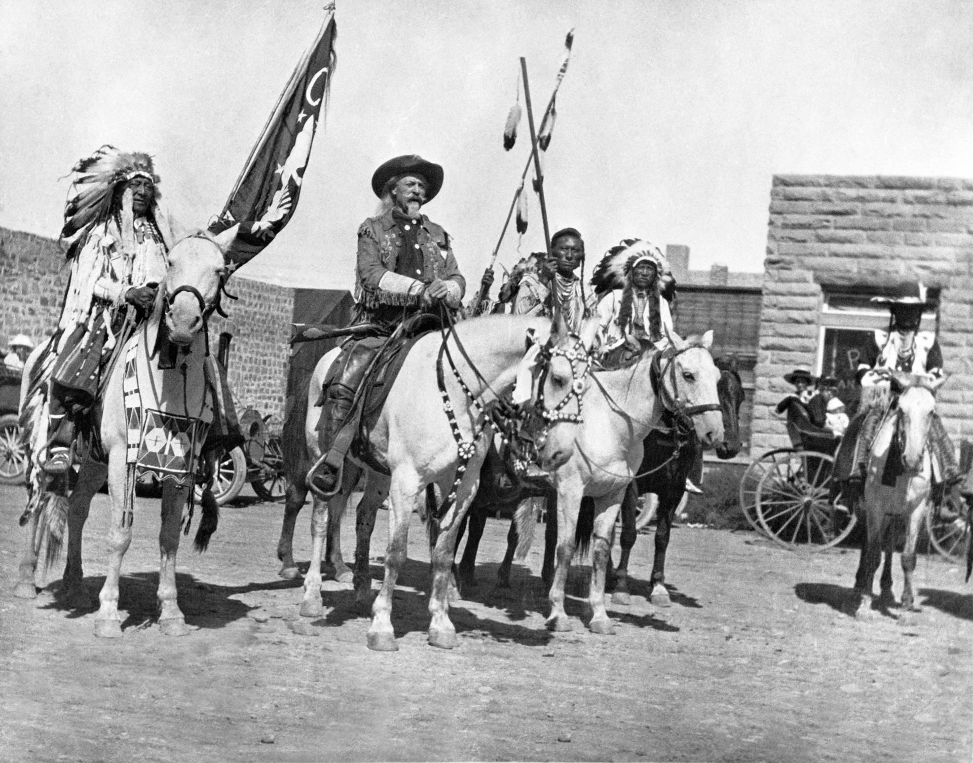 Hier sehen Sie links Iron Tail, Chef der Ogala Sioux und in der Mitte Buffalo Bill.