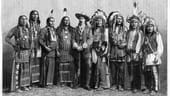 Diese Aufnahme entstand schätzungsweise 1889 und zeigt Buffalo Bill und Indianer.