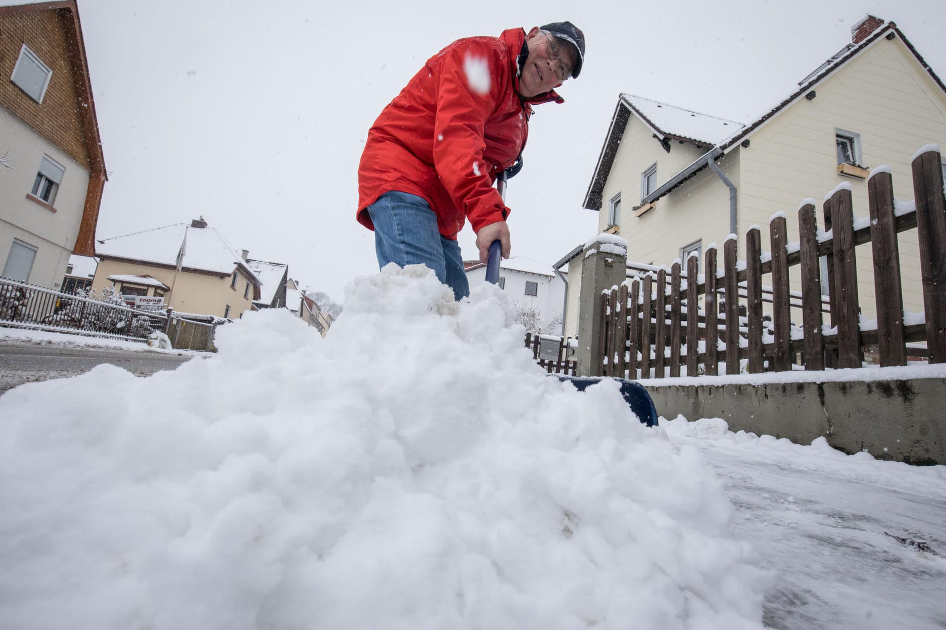 In vielen Teilen Hessens, wie hier in Schneidhain im Taunus, fielen mehrere Zentimeter Schnee.