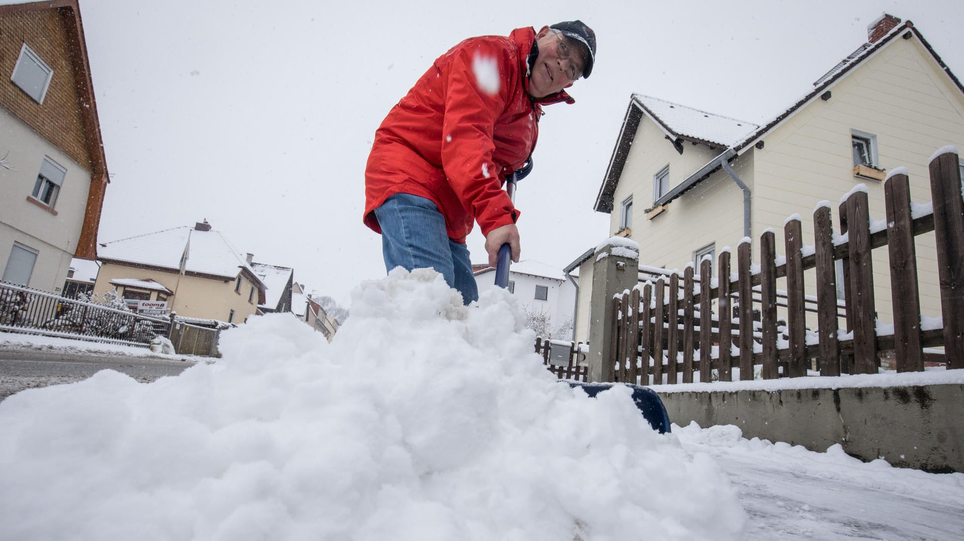 In vielen Teilen Hessens, wie hier in Schneidhain im Taunus, fielen mehrere Zentimeter Schnee.