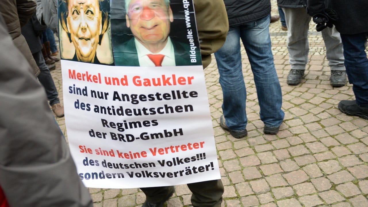 Pegida-Veranstaltung in Dresden: Angela Merkel und Joachim Gauck sind in den Augen der islamfeindlichen Bewegung "Volksverräter". Pegida-Veranstaltung in Dresden: Angela Merkel und Joachim Gauck sind in den Augen der islamfeindlichen Bewegung "Volksverräter".