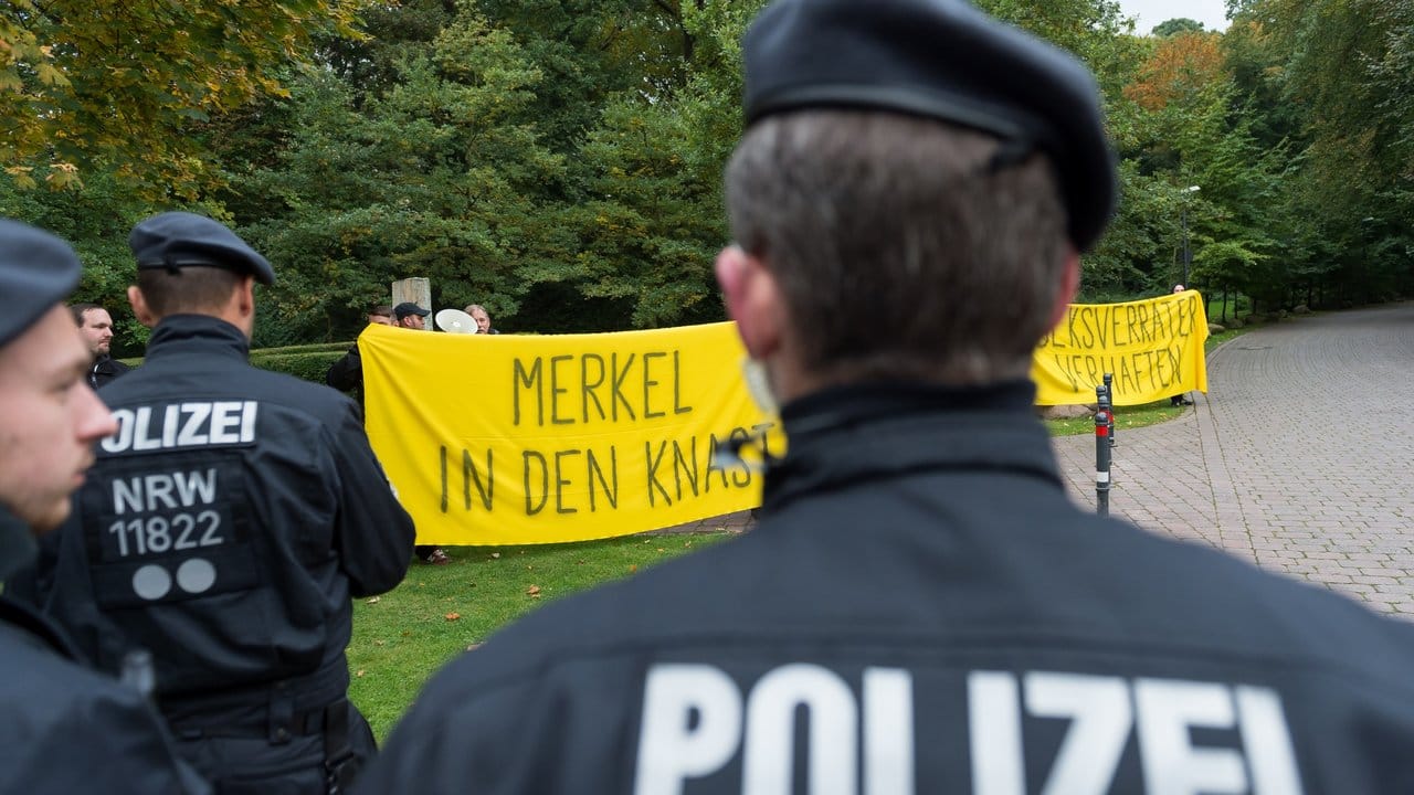 "Merkel in den Knast" und "Volksverräter verhaften": Demonstranten vor der Veranstaltungshalle des Deutschlandtages der Jungen Union. "Merkel in den Knast" und "Volksverräter verhaften": Demonstranten vor der Veranstaltungshalle des Deutschlandtages der Jungen Union.