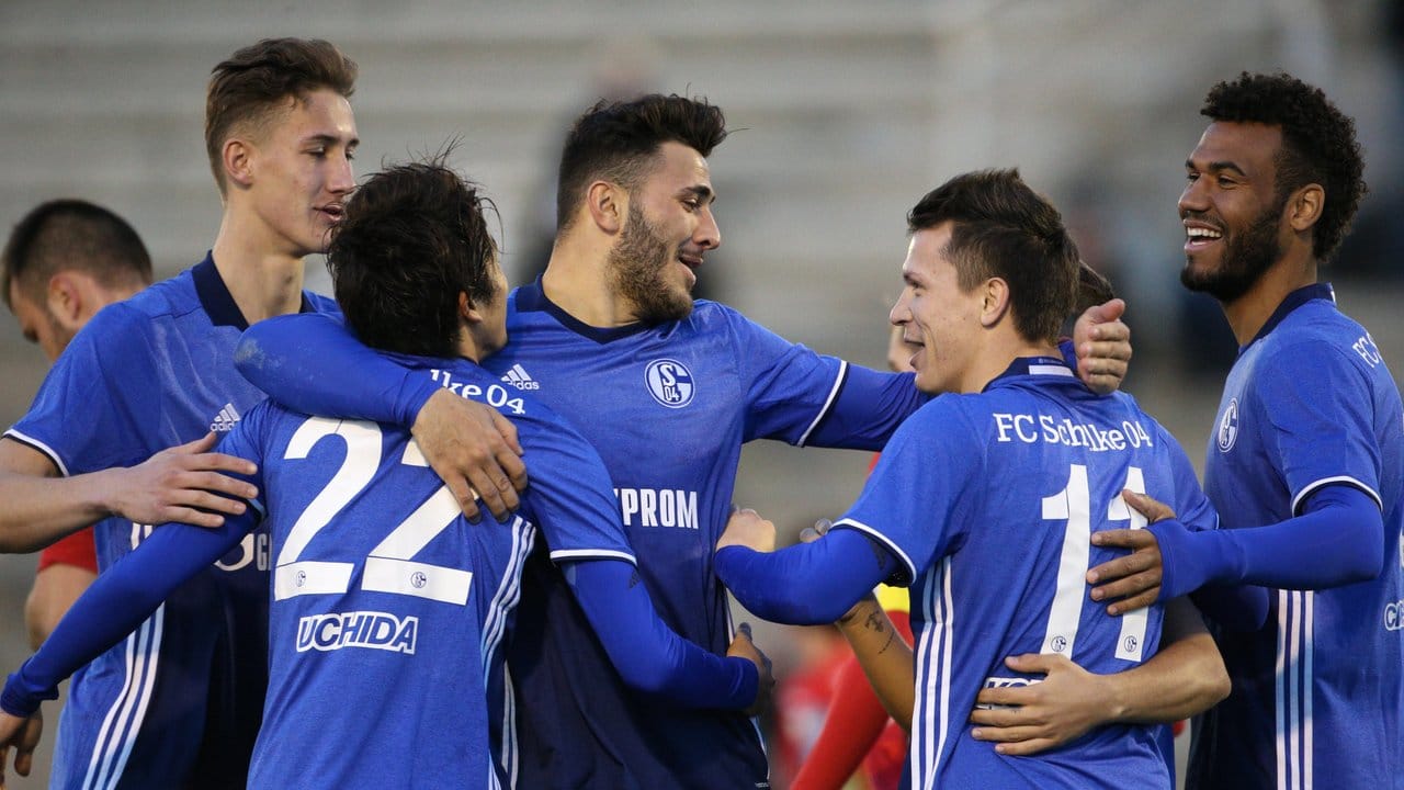 Die Spieler vom FC Schalke 04 feiern den Sieg im Testspiel gegen Oostende. Die Spieler vom FC Schalke 04 feiern den Sieg im Testspiel gegen Oostende.