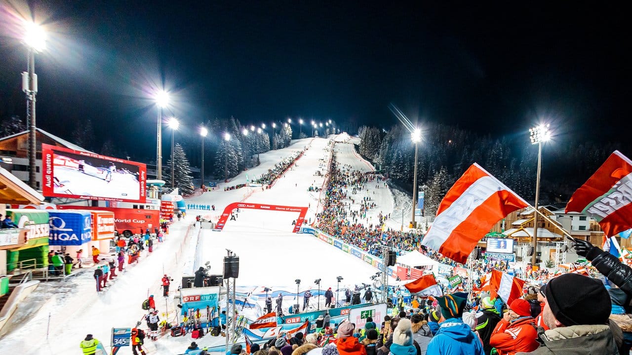 Fans jubeln im Zielbereich beim Weltcup-Slalom der Damen in Flachau.