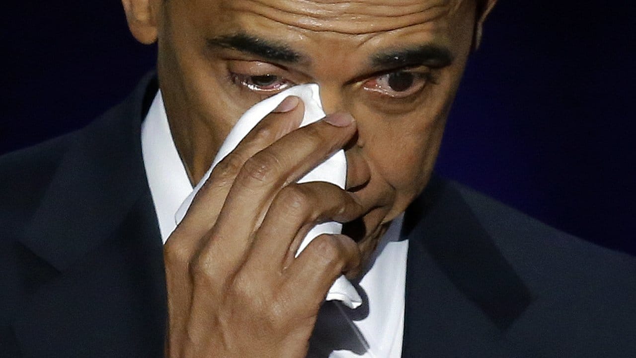 US-Präsident Barack Obama wischt sich Tränen aus dem Gesicht. US-Präsident Barack Obama wischt sich Tränen aus dem Gesicht.