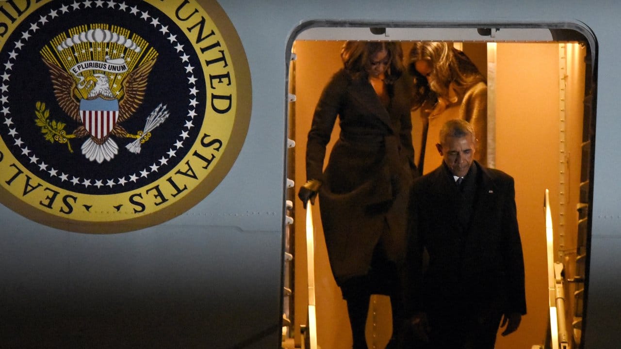 Der scheidende US-Präsident steigt mit seiner Frau aus der Air Force One. Der scheidende US-Präsident steigt mit seiner Frau aus der Air Force One.