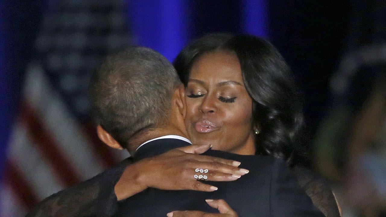 Barack Obama und seine Frau Michelle umarmen sich auf der Bühne des McCormick Place. Barack Obama und seine Frau Michelle umarmen sich auf der Bühne des McCormick Place.