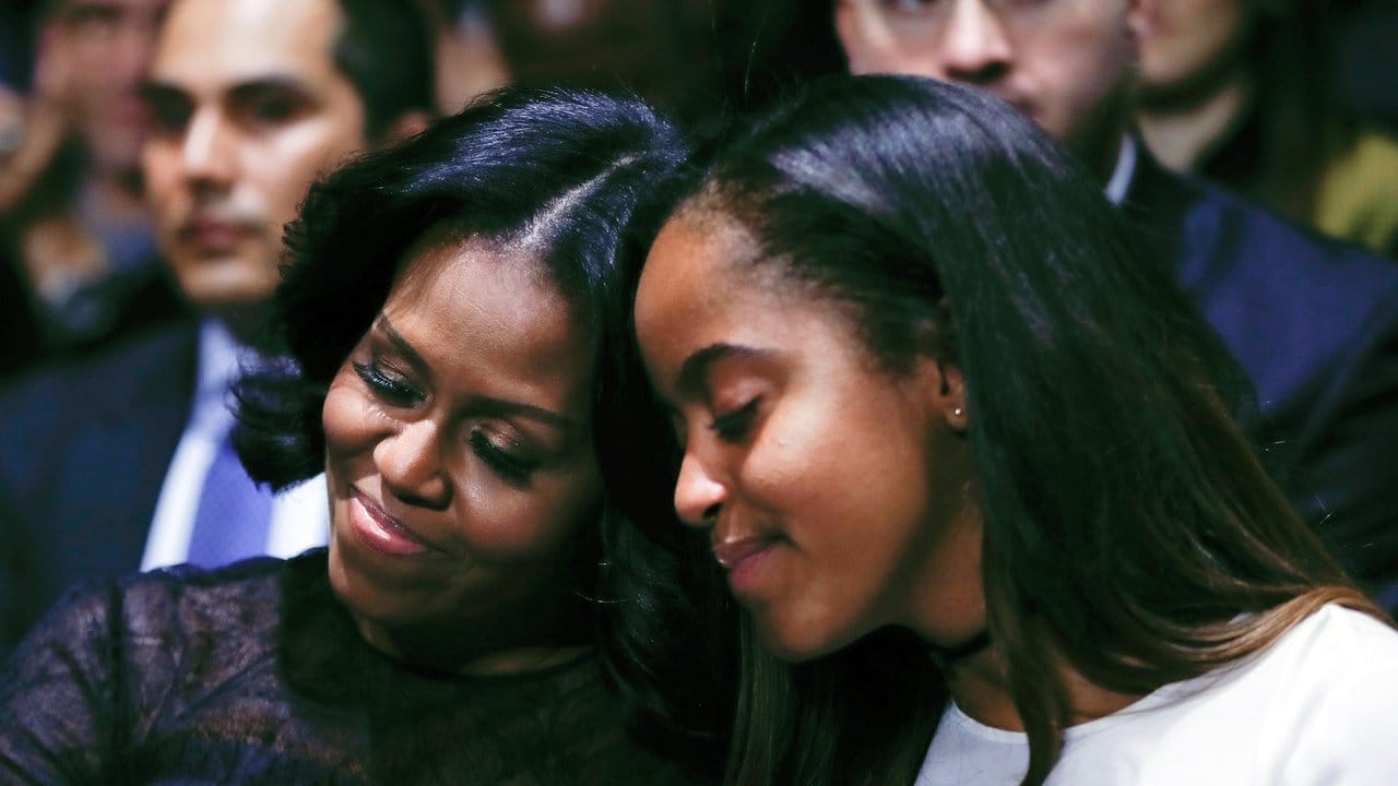 Michelle Obama und Tochter Malia lehnen während der Abschiedsrede die Köpfe aneinander. Michelle Obama und Tochter Malia lehnen während der Abschiedsrede die Köpfe aneinander.