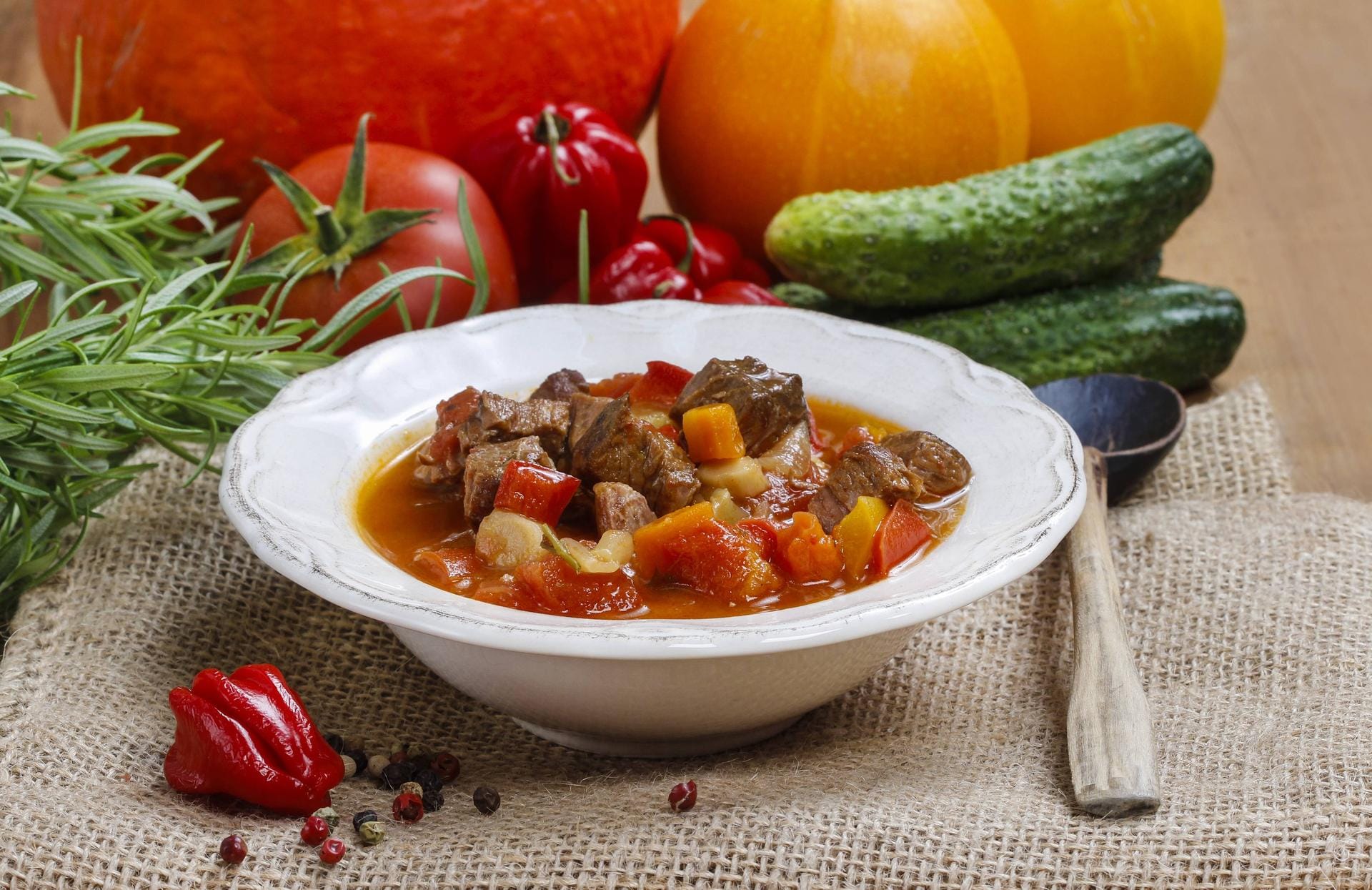 Ein Klassiker der ungarischen Küche ist das Gulasch. Anders als in Deutschland handelt es sich dabei um eine Suppe.